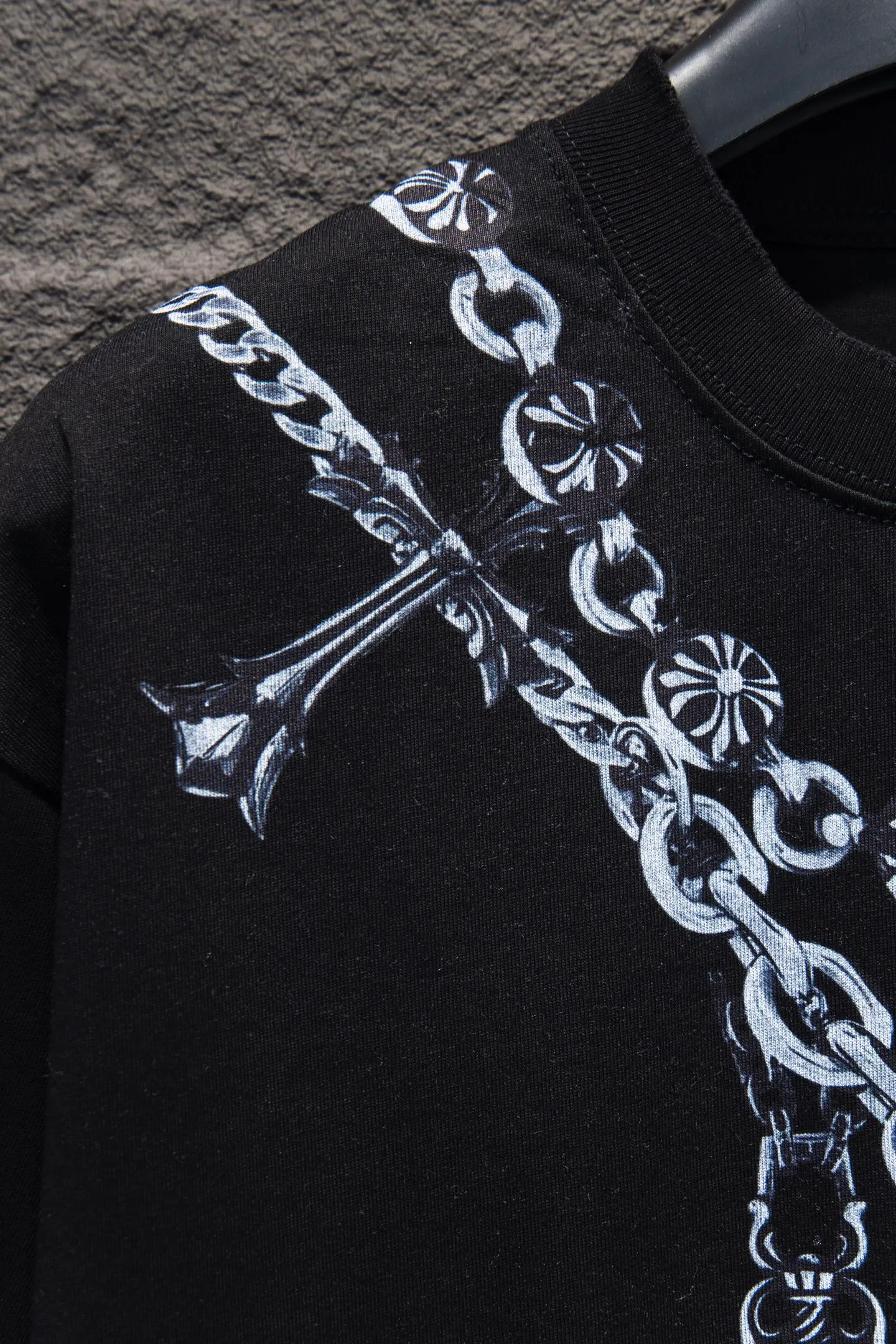 P190 Chrome hearts• 25ss ⚠YB custom-woven and dyed fabric, color, printing, version, accessories, hardware. The fabric is woven by imported machines. The uniqueness of the cloth texture creates a perfect garment effect. The fabric is made of 260-gram clean cloth with 320-gram 1*1 rib, 4-color environmentally friendly dyed fabric, and the threads are in the same cylinder without color difference.  Garment white ink direct-injection printing, imported technology, collar, pockets, cuffs, front and rear threads, the details are clearly visible. The printing uses Japanese BROTHER white ink digital direct-injection garment printing. This model is a global limited edition. In order to present a product like a work of art, after a long period of repeated determination of details, a very high standard of garments is presented. The front chest is made of direct-injection printing environmentally friendly glue material, using a mechanized printing process. Mechanical printing has high precision, the positioning accuracy can reach ±0.02mm, and the quality is stable.   The body of the garment is processed with hand-nailed hardware elements, which greatly increases the interest of the garment and creates a unique visual effect. The special washing effect creates a unique aged effect.  Croix Heart Short Sleeve must be the first short-sleeved piece in spring and summer that blurs the boundaries of unisex style. It has a classic dropped shoulder oversize version and a loose and casual upper body.  Color: Black White Size: S M L XL